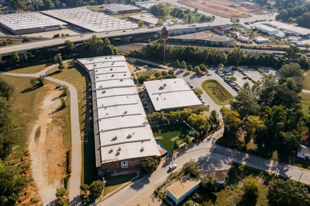 市政公园与住宅小区景观工程差异对比：绿化养护与园艺设计的侧重点有何不同